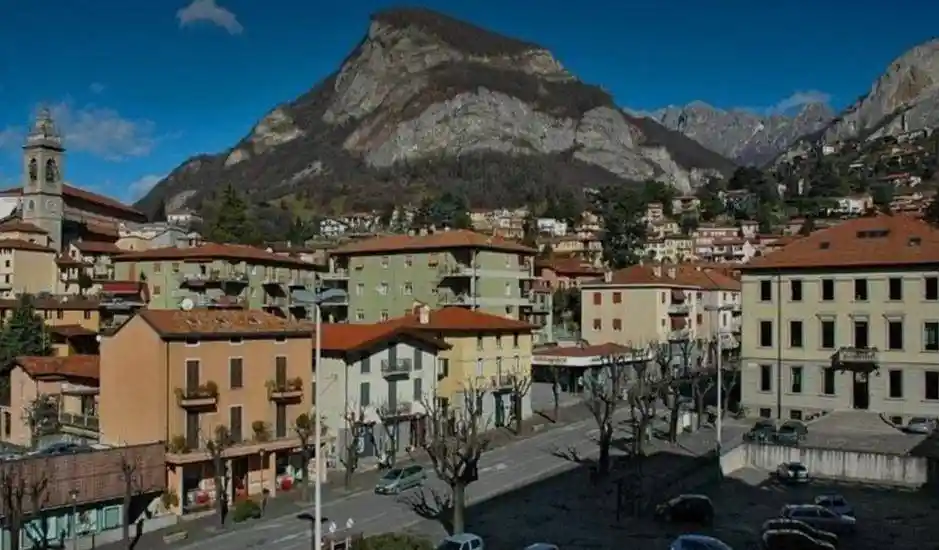 Palazzo - Edificio in vendita a Calolziocorte