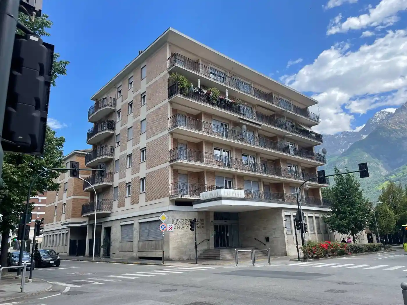Palazzo - Edificio in vendita a Aosta