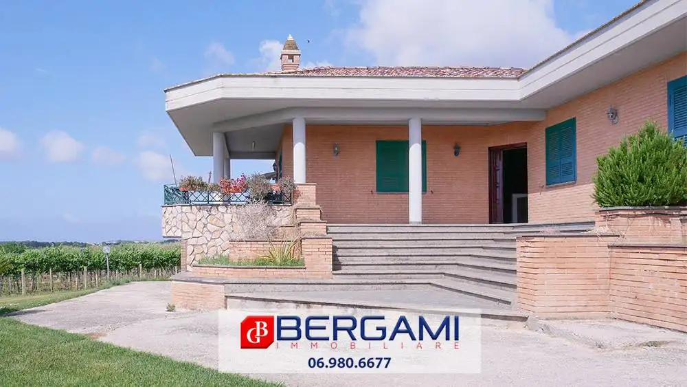 Villa in vendita a Latina