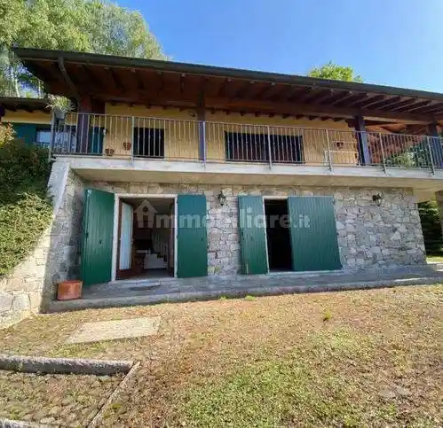 Villa in vendita a Nebbiuno