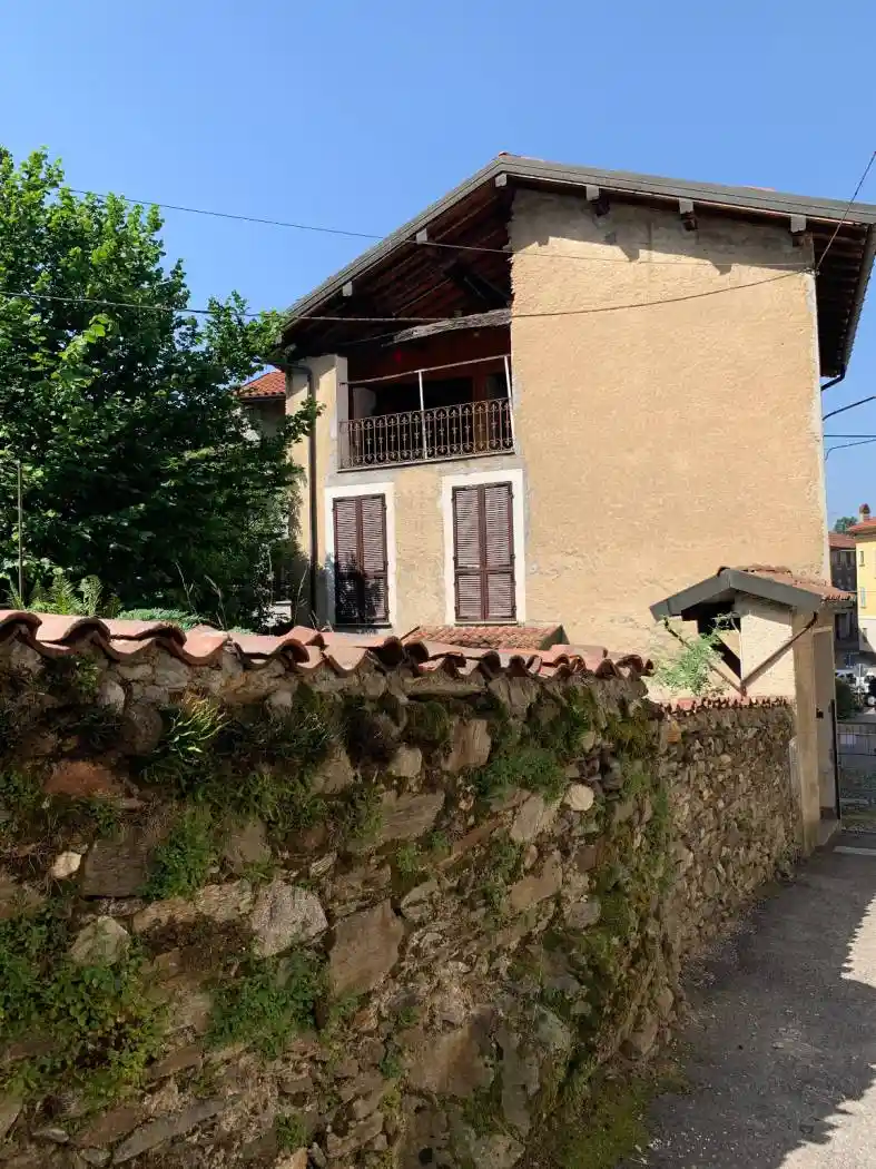 Casa indipendente in vendita a Montegrino Valtravaglia