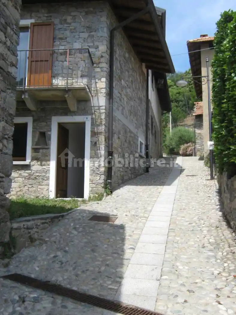 Casa indipendente in vendita a Massino Visconti