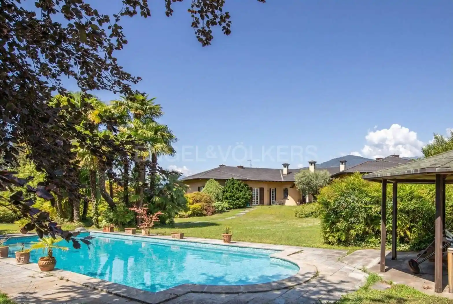 Villa in vendita a Porto Valtravaglia
