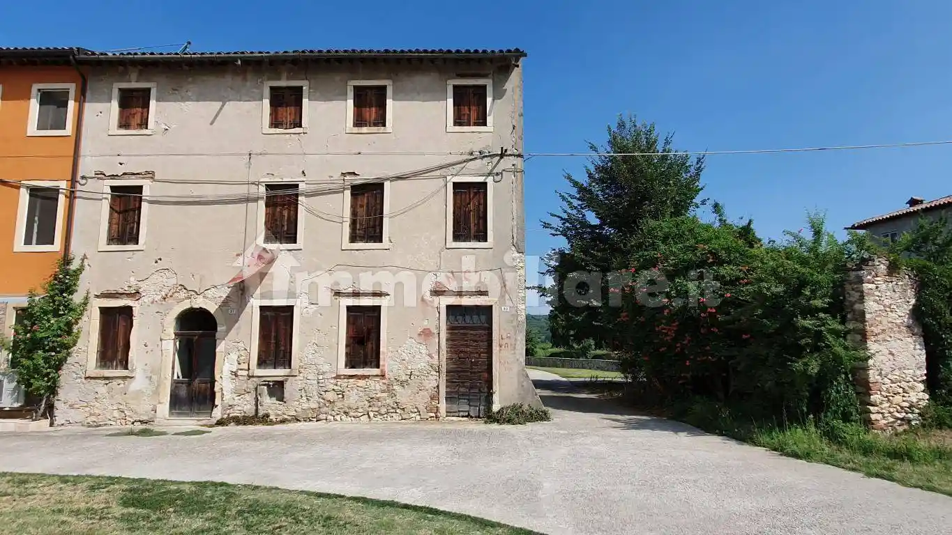 Rustico - Casale in vendita a Soave