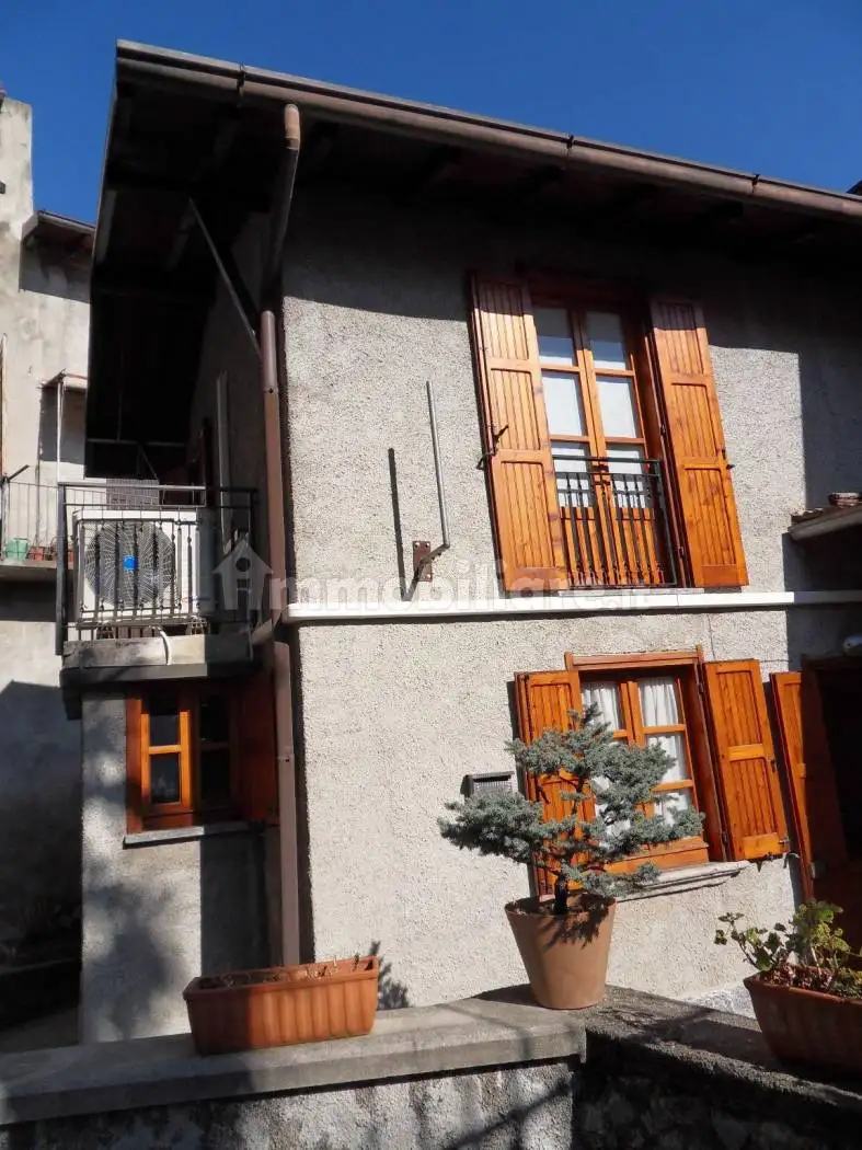 Casa indipendente in affitto a Oliveto Lario