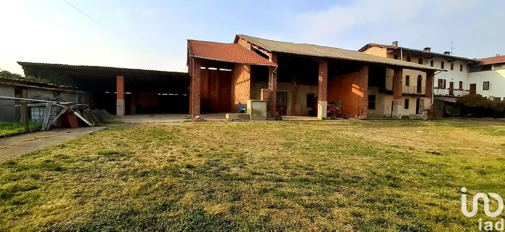 Palazzo - Edificio in vendita a Momo