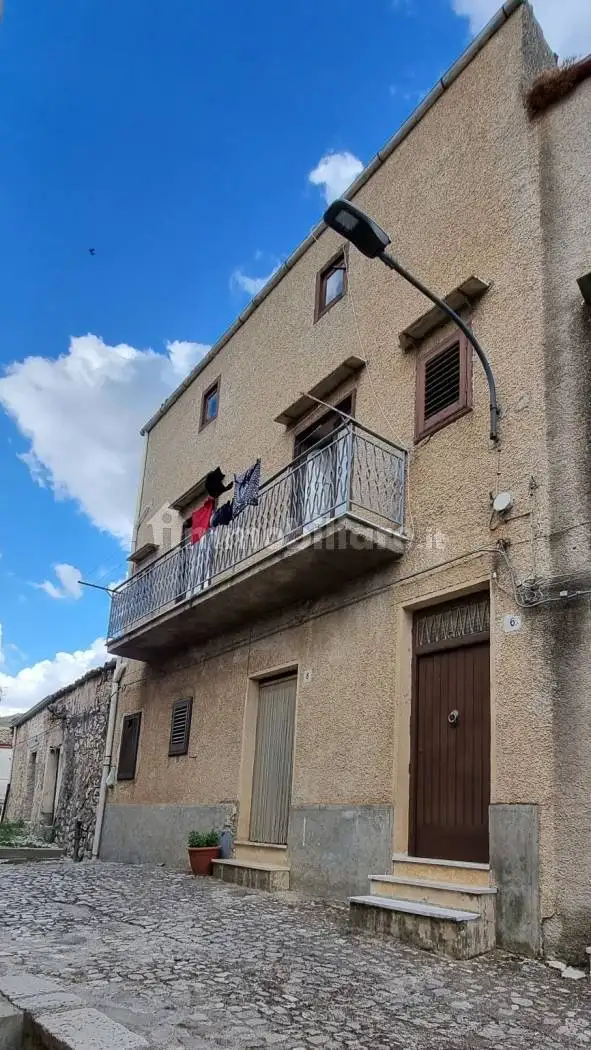 Casa indipendente in vendita a Palazzo Adriano