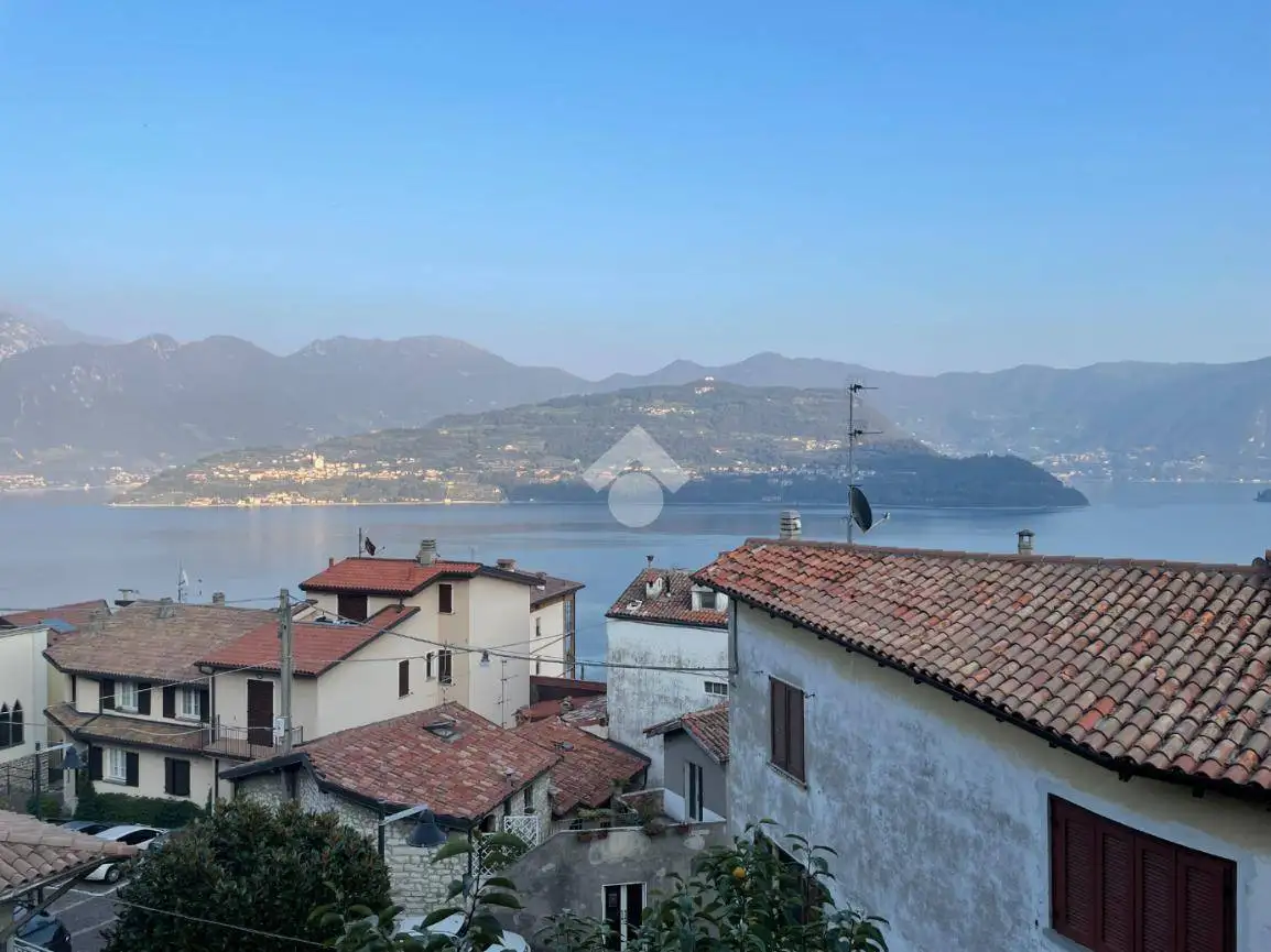 Casa indipendente in vendita a Tavernola Bergamasca