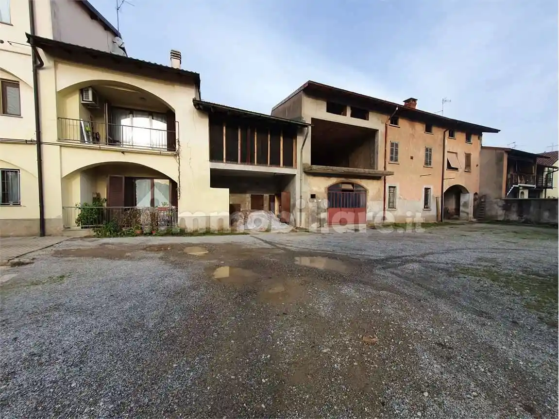 Rustico - Casale in vendita a Fenegrò