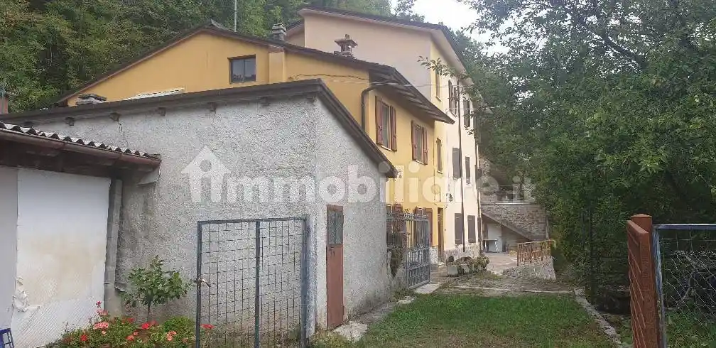Casa indipendente in vendita a Varsi