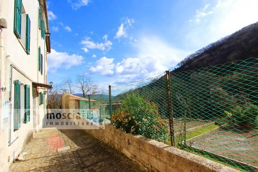 Casa indipendente in vendita a Esanatoglia