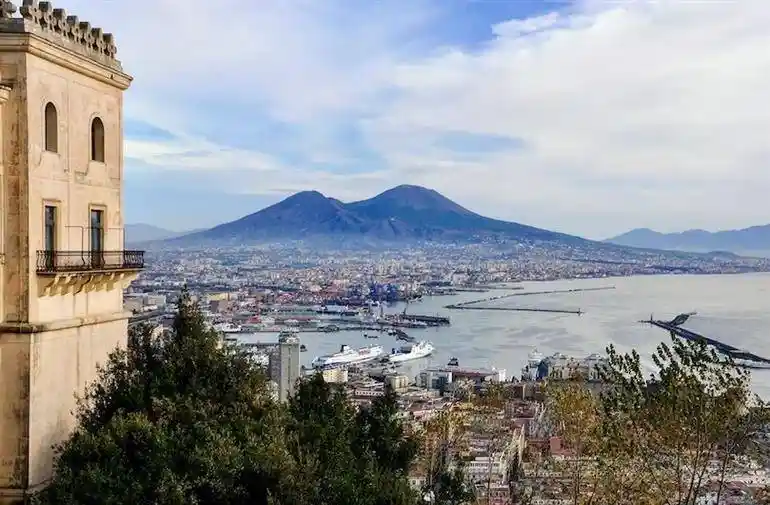 Palazzo - Edificio in vendita a Napoli