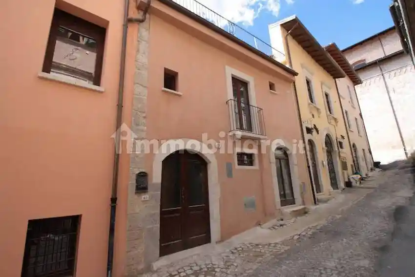 Casa indipendente in affitto a L'Aquila